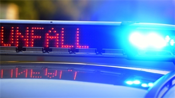 Ein Blaulicht auf einem Polizei-Fahrzeug mit der Aufschrift „Unfall“