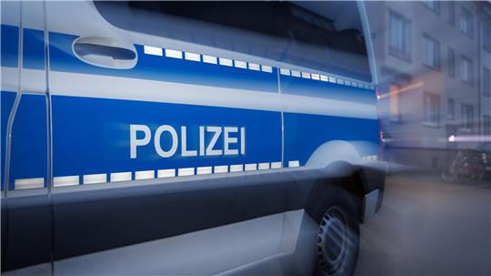 Ein Polizeiwagen mit der Aufschrift „Polizei“.