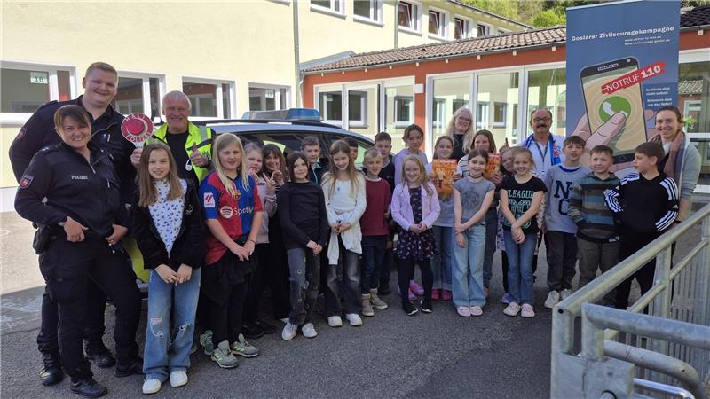 Polizei und Weißer Ring bei Grundschülern in Lautenthal Die Polizei Langelsheim fährt für die Grundschüler mit dem Streifenwagen bis auf den Schulhof.
