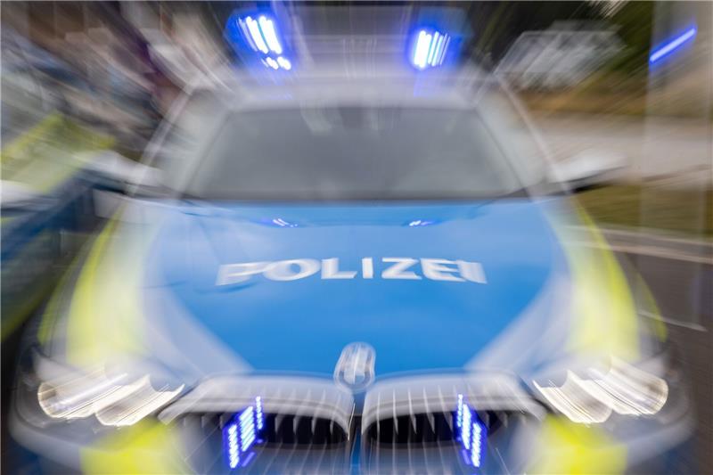 Hoher Schaden nach Einbruch in Wettbüro Die Polizei Stade rückte auf der Suche nach dem Kombi in der Nacht zum Freitag mit mehreren Streifenwagen aus. Foto: dpa