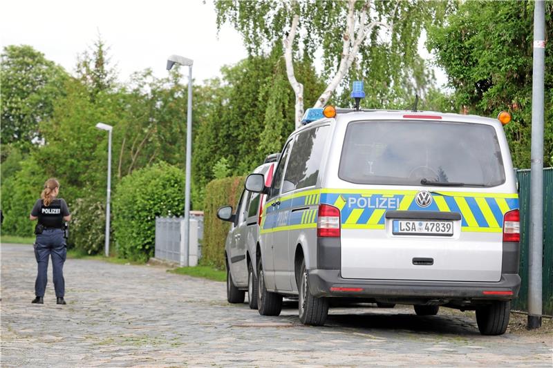 Die Polizei am Unglücksort: Das Gebäude, in dem sich am Sonntag in Halberstadt eine Explosion ereignete, ist nach wie vor beschlagnahmt.  Foto: Polizei