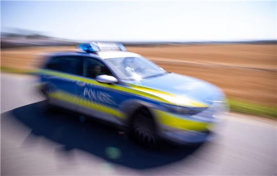 Die Polizei auf einer Einsatzfahrt. Symbolbild: Jens Büttner, dpa/pa