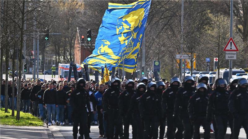 Die Polizei begleitet die Fans von Eintracht Braunschweig zum Spiel in Hannover.