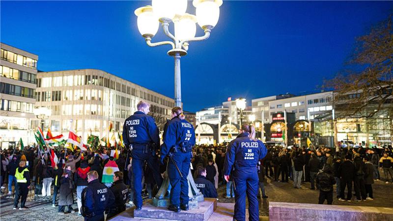 Die Polizei begleitet die pro-kurdischen Proteste in Niedersachsen und Bremen. 