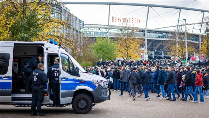 Die Polizei beim Niedersachsen-Derby zwischen Hannover 96 und Eintracht Braunschweig. (Archivbild)