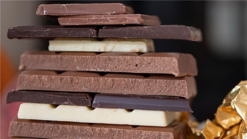 Die Polizei beschlagnahmte großen Mengen an Schokolade und weiterem Süßkram – und rätselt nun: War es Diebstahl? (Symbolbild)