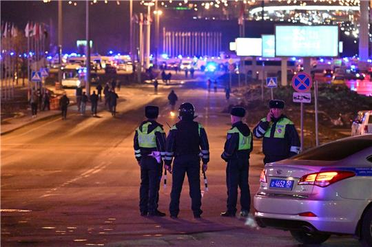 Die Polizei blockiert die Straße zur Crocus City Hall am westlichen Rand von Moskau. Nach dem Angriff in der Region Moskau hat der russische Inlandsgeheimdienst FSB Tote und Verletzte bestätigt.