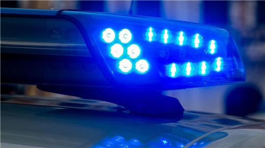 Die Polizei bringt eine alkoholisierte Frau mit lebensbedrohlichem Promillewert ins Krankenhaus. (Symbolbild)