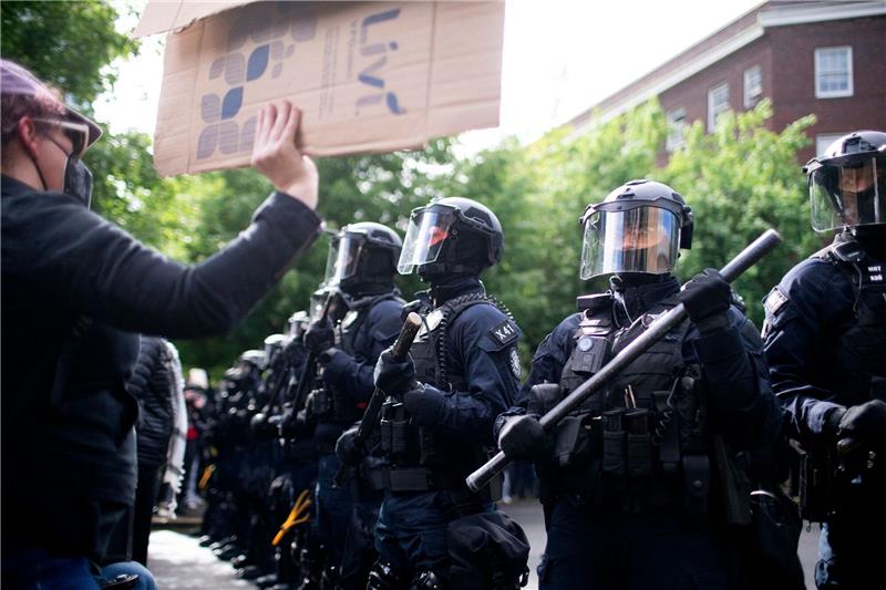 Medien: Mehr als 2000 Festnahmen bei Protesten an US-Unis Die Polizei des Bundesstaates Oregon bildet eine Linie hinter der Millar Library der Portland State University, wo mehrere propalästinensische Demonstranten, die das Gebäude besetzt hatten, verhaftet wurden.