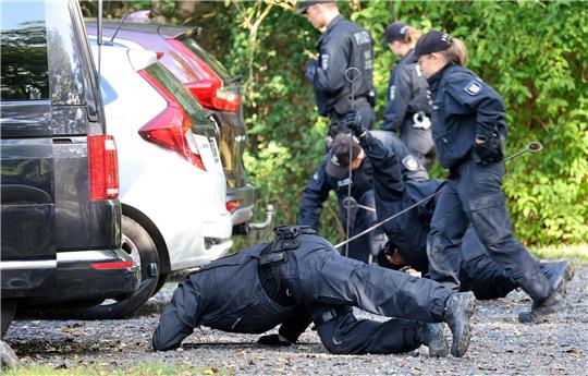 Die Polizei durchkämmte am Freitag mit zahlreichen Einsatzkräften den Bereich rund um den Tatort.