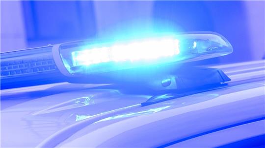 Die Polizei durchsucht nach zwei Drohanrufen das Schulgebäude. (Symbolbild)