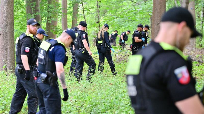 Blumen, Trauer und Rufe nach Zusammenhalt nach CSD-Anschlag Die Polizei durchsuchte das Unterholz nahe dem Tatort.