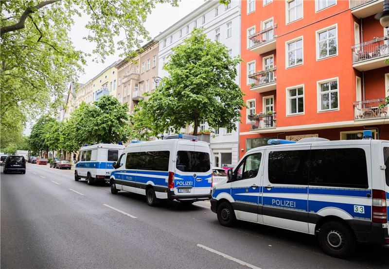 Mehrheit hält Razzia bei Letzter Generation für richtig Die Polizei durchsuchte vergangene Woche 15 Wohnungen und Geschäftsräume der Letzten Generation.