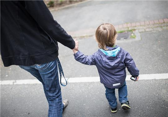 Die Polizei empfiehlt, Kinder zu senisibilieren, damit sie nicht mit Fremden mitgehen. Symbolbild: picture alliance/dpa | Marcel Kusch