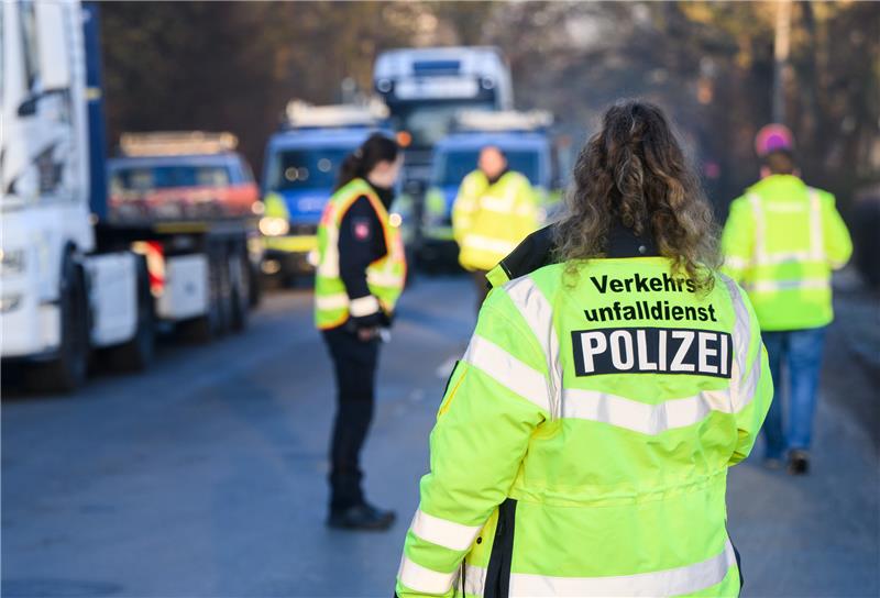 Die Polizei ermittelt. Symbolbild: picture alliance/dpa | Julian Stratenschulte