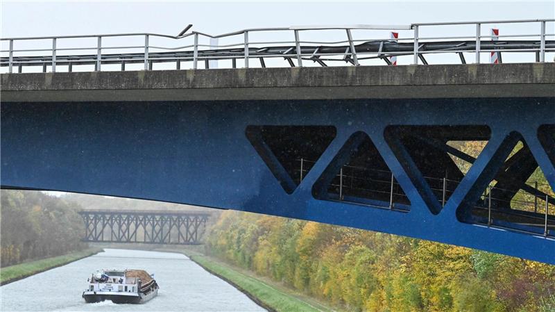 Die Polizei ermittelt die Hintergründe des Unfalls an der Brücke.