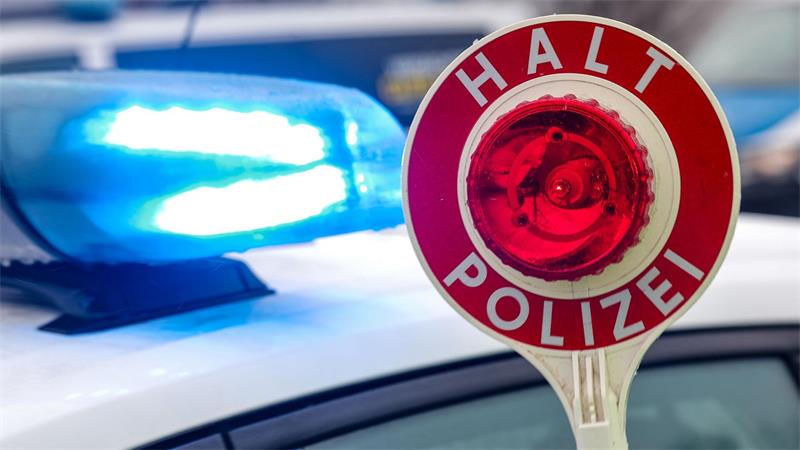 Die Polizei ermittelt gegen einen 15 Jahre alten Autofahrer - natürlich ohne Führerschein. (Symbolbild)