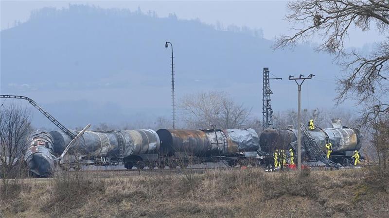 Tschechien: Brand von Güterzug mit Benzol unter Kontrolle Die Polizei ermittelt inzwischen wegen des Verdachts der fahrlässigen Gefährdung.