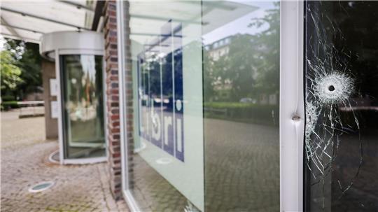 Die Polizei ermittelt nach Schüssen auf das Gebäude eines Buchgroßhändlers in Hamburg-Altona.