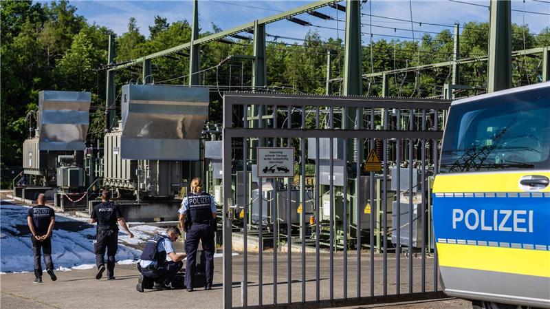 Anschläge auf die Stromversorgung in Deutschland Die Polizei ermittelt nach dem Brand in einem Umspannwerk in Reutlingen.