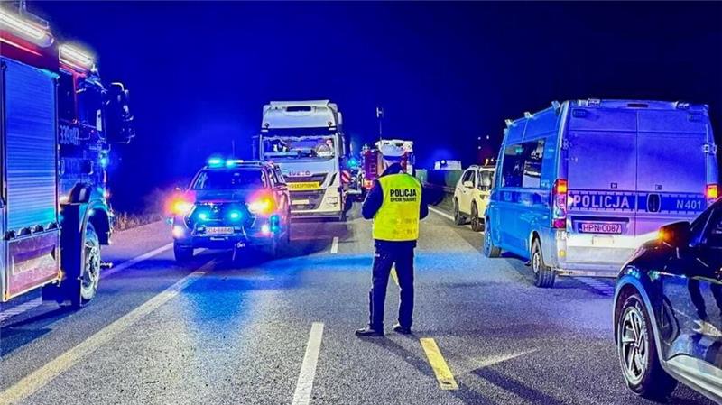 Die Polizei ermittelt nach dem schweren Verkehrsunfall noch die Unfallursache.