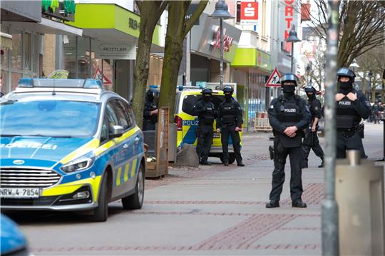Die Polizei ermittelt nach der Bombenfdrohung in Bochum.