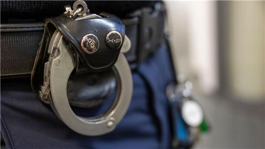 Die Polizei ermittelt nun unter anderem wegen räuberischen Diebstahls gegen den 41-Jährigen. (Symbolbild)