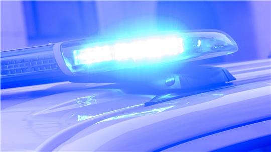 Die Polizei ermittelt, warum der Mann tot im Graben lag. (Symbolbild) 