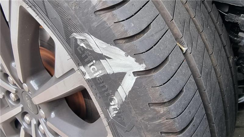 Die Polizei ermittelt wegen der zahlreichen Schrauben in den Autoreifen.