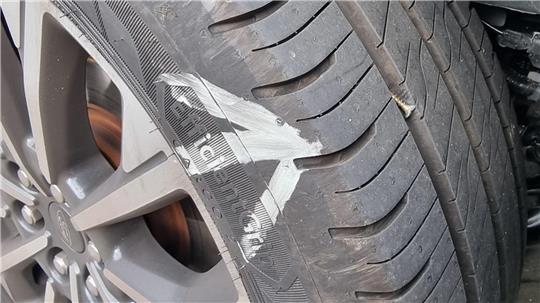 Die Polizei ermittelt wegen der zahlreichen Schrauben in den Autoreifen.