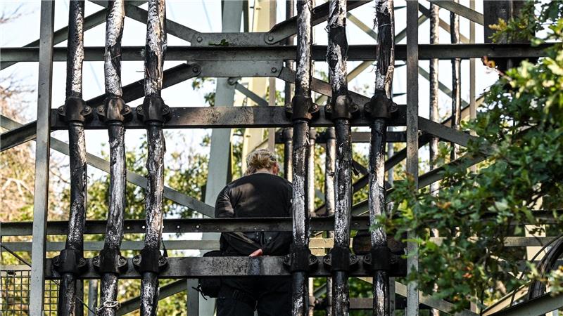 Brandanschlag auf Kabel – Zehntausende weiter ohne Strom Die Polizei ermittelt zu einem Brandanschlag auf Strommasten in Berlin.
