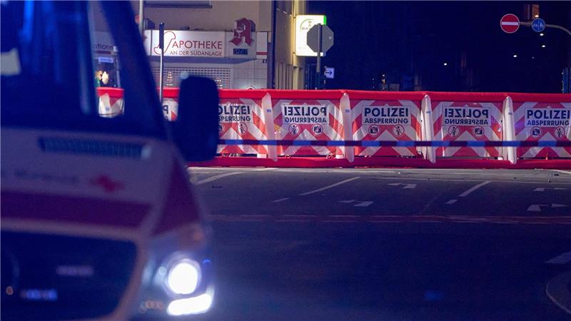 Die Polizei errichtete auch mobile Sichtschutzwände.