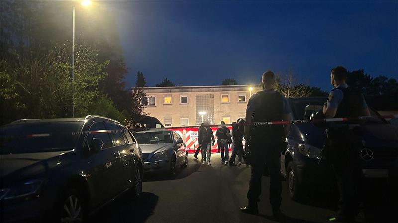 Die Polizei fahndet intensiv nach dem flüchtigen Täter. 