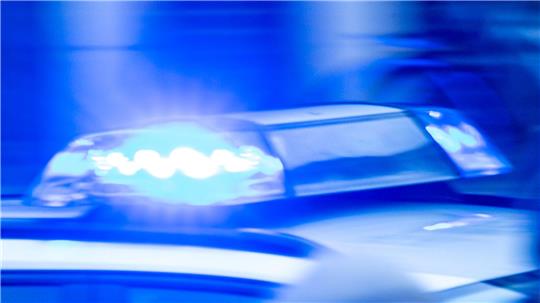 Die Polizei fahndet nach drei Einbrechern, die einen 83-Jährigen gefesselt und ausgeraubt haben. (Symbolbild)