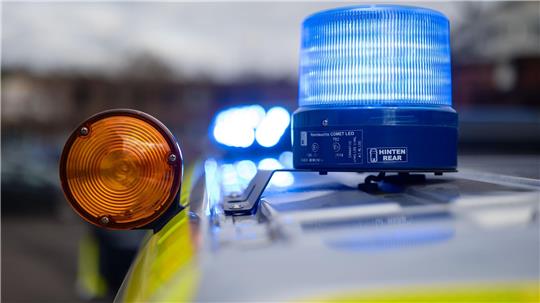 Die Polizei fasst zwei flüchtende Tankstellenräuber auf der Autobahn. (Symbolbild)
