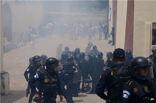 Die Polizei feuert Tränengas auf ein Wahllokal, nachdem es in Guatemala-Stadt zu Zusammenstößen gekommen war.