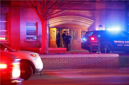 Die Polizei fordert alle Menschen auf dem Universitätscampus in der Stadt East Lansing dazu auf, sich in Sicherheit zu bringen.