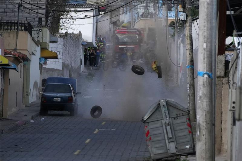 Ecuador: 178 Justizvollzugsbeamte als Geiseln festgehalten Die Polizei führt eine kontrollierte Explosion eines verdächtigen Fahrzeugs durch, das einen Häuserblock vom Gefängnis El Inca entfernt geparkt ist.