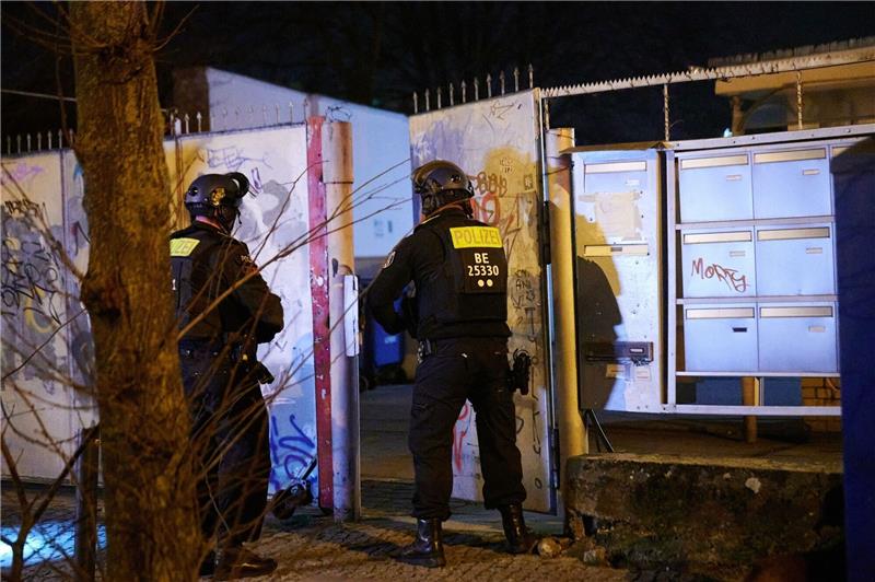 Der Druck auf die Ex-RAF-Terroristen steigt Die Polizei geht davon aus, dass Garweg eine Unterkunft auf dem durchsuchten Bauwagengelände genutzt hat.