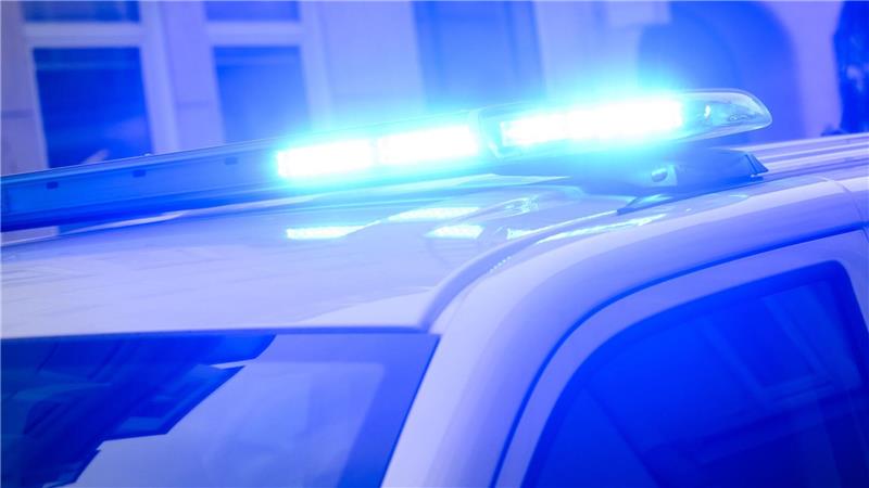Die Polizei geht nach dem Unfall von einem hohen Sachschaden aus. (Symbolbild)