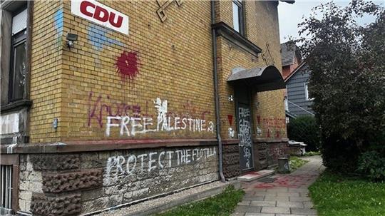 Die Polizei geht nach den Farbschmierereien an Partei-Gebäuden in Göttingen von politisch motivierten Taten aus. 