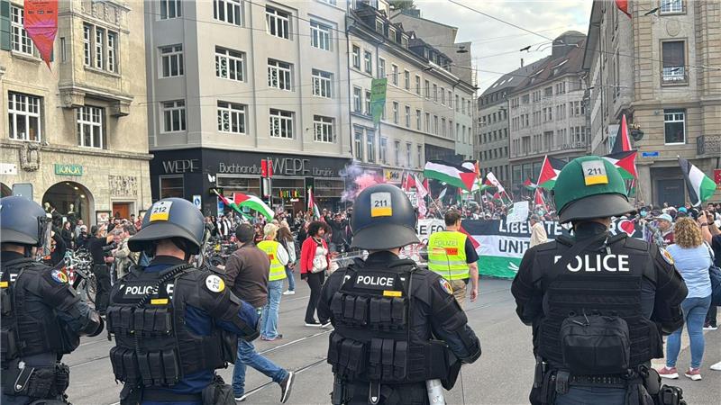 Die Polizei ging zunächst von 300 Teilnehmenden aus.