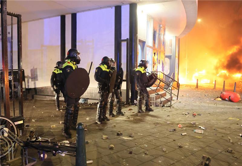 Die Polizei greift in eine Konfrontation zwischen zwei Eritreergruppen ein.
