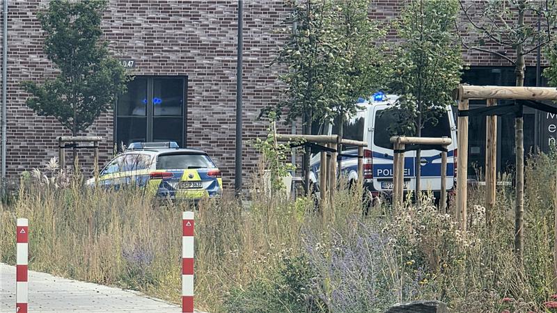 Die Polizei hat am Dienstag den Bereich um das Schulzentrum großräumig abgeriegelt.