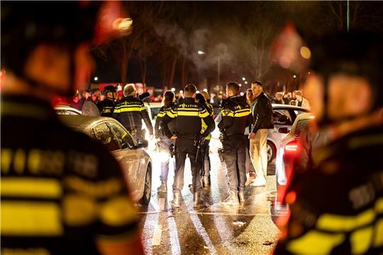 Die Polizei hat am Karfreitag vielerorts verstärkt die Autotuning-Szene kontrolliert. Am «Car-Freitag» kommt es traditionell häufig zu illegalen Autorennen oder anderen Verstößen im Straßenverkehr.