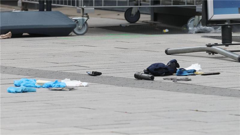 Polizei schießt in Düsseldorfer Zentrum auf Mann mit Waffe Die Polizei hat auf einer belebten Einkaufsstraße in Düsseldorf einen bewaffneten Mann niedergeschossen und schwer verletzt.