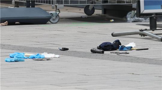 Die Polizei hat auf einer belebten Einkaufsstraße in Düsseldorf einen bewaffneten Mann niedergeschossen und schwer verletzt. 