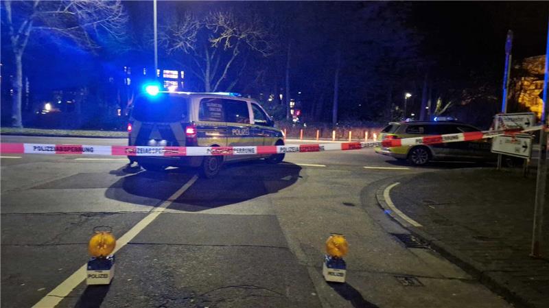 Die Polizei hat das Gebiet rund um die Bushaltestelle abgesperrt.