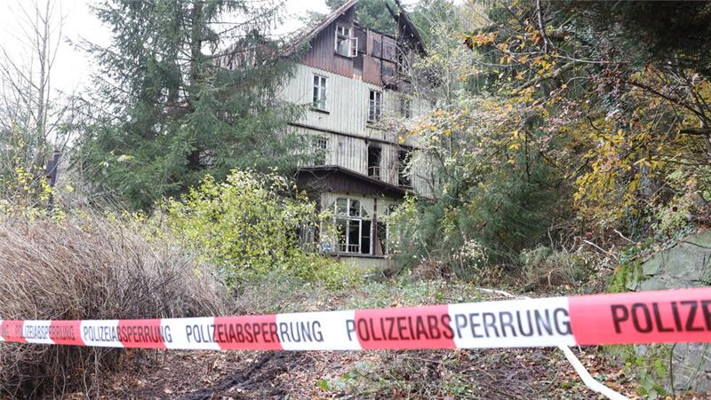 Feuer im „Waldkater“ bei Lautenthal: Suche nach der Brandursache Die Polizei hat den Bereich um das Gebäude, in dem auch zu einem späteren Zeitpunkt die Disko „Rappelkasten“ beheimatet war, abgesperrt.