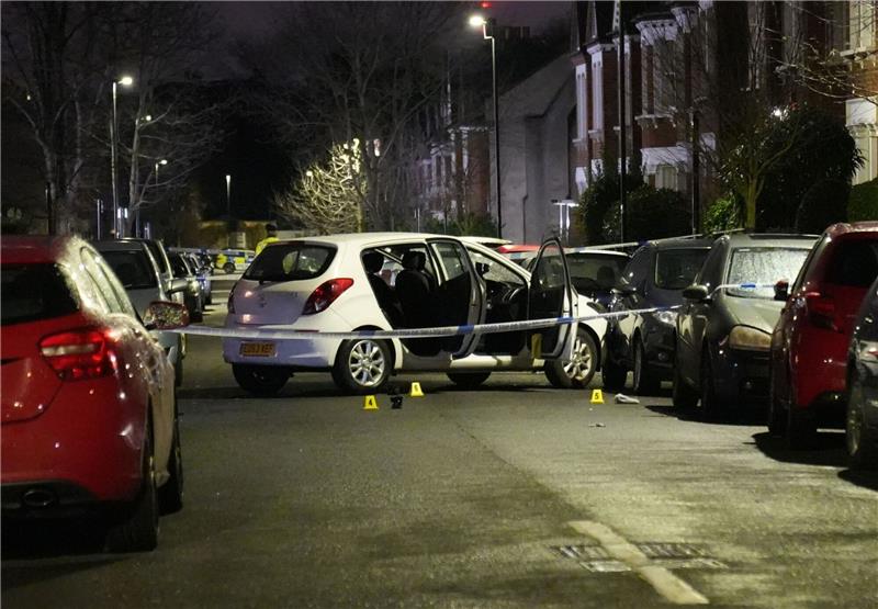 Angriff mit ätzender Substanz: Mehrere Verletzte in London Die Polizei hat den Tatort abgesperrt.